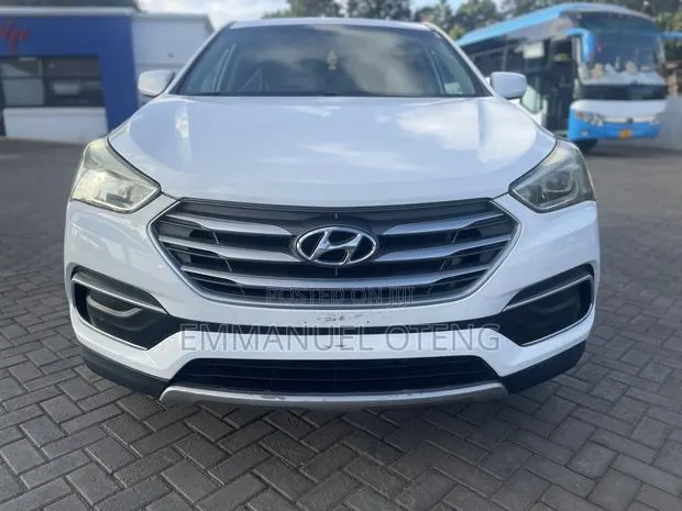 Hyundai Santa Fe 2018 White · Photo 1