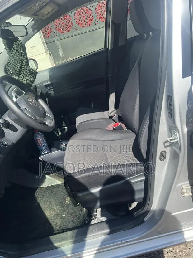 Toyota Vitz 1.3 AWD 3dr 2013 Silver · Photo 1