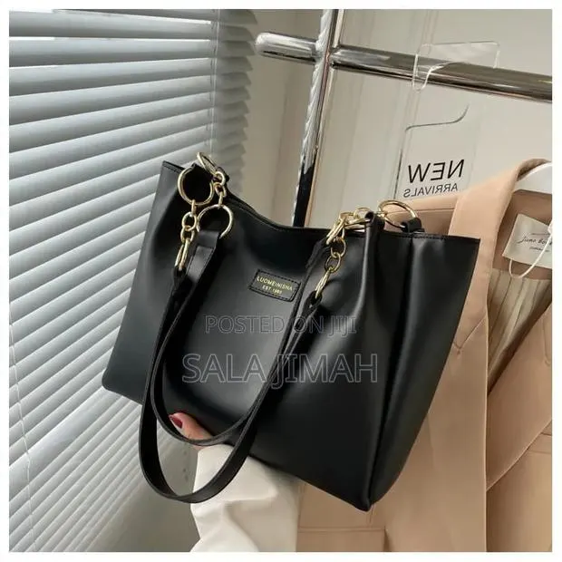 :
Elegant Black Ladies Handbag – Stylish & Spacious · Photo 1