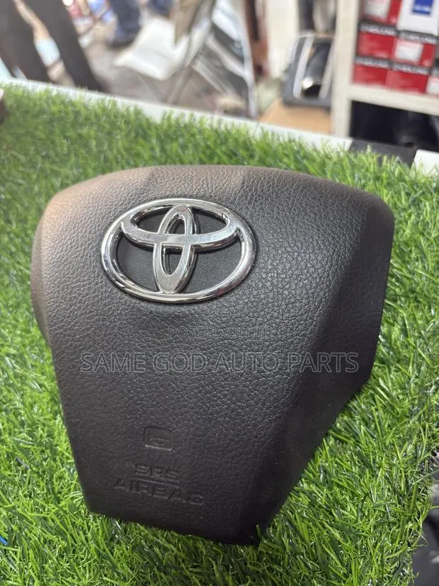 Toyota Corolla 2010-2012 Steering Airbag Cover · Photo 1