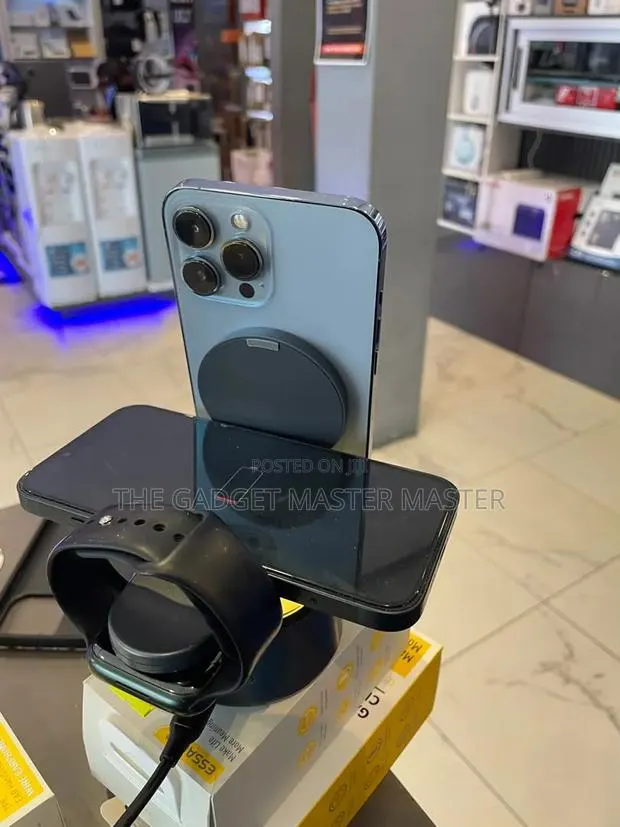 Essager 4IN1 Magnetic Phone and Watch Desktop Charger · Photo 1