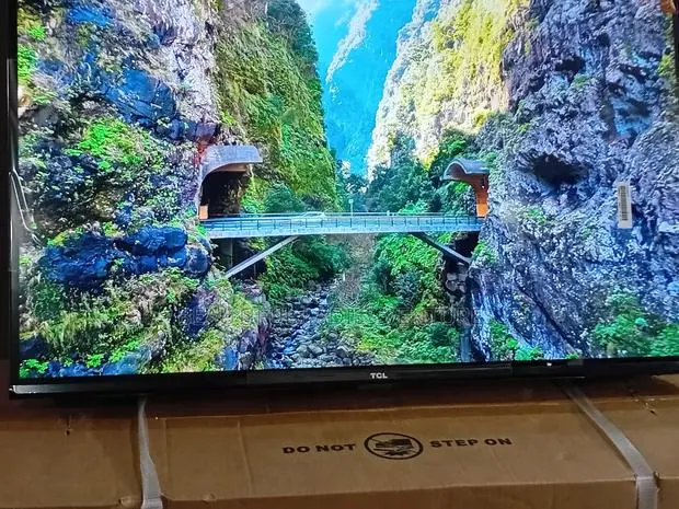 TCL 32-Inch Flat Screen Tv for Modern Homes · Photo 1