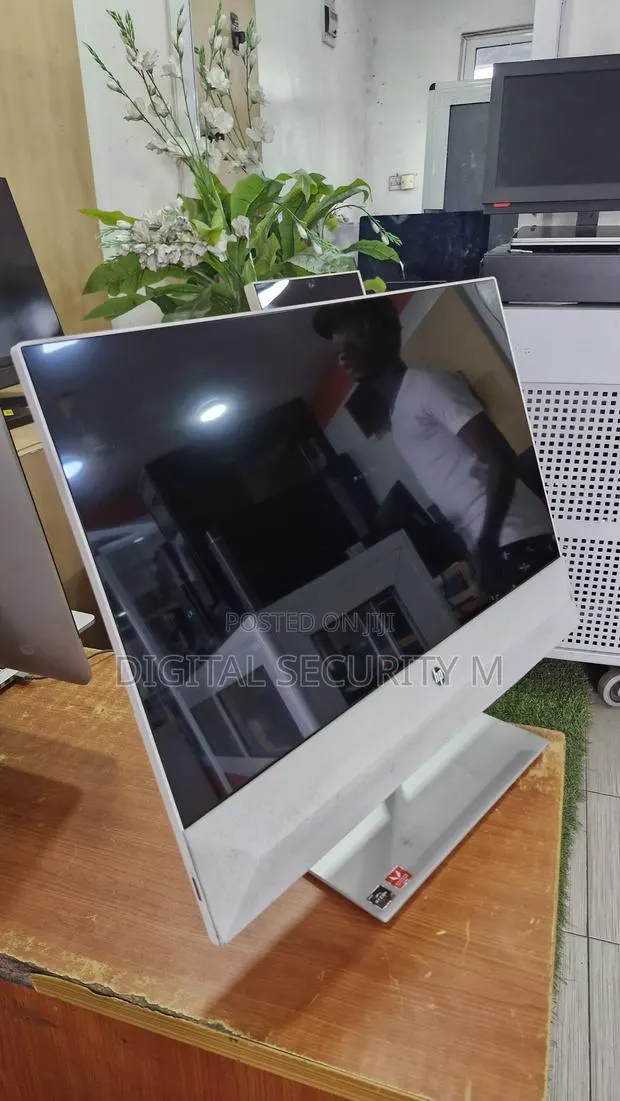 Desktop Computer HP Pavilion 24 8GB AMD Ryzen SSD 256GB · Photo 1