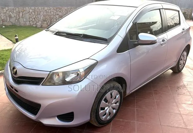 Toyota Vitz 1.0 FWD 5dr 2013 Gray · Photo 1