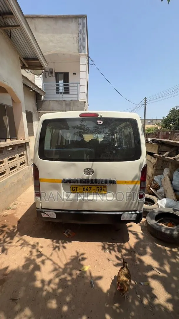 Toyota HiAce 2012 White · Photo 1