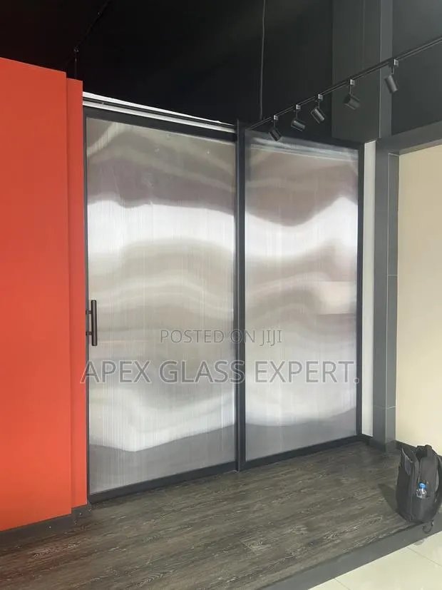 Ban Door With Alluminium and Polycarbonate Trackless Base Slide · Photo 1
