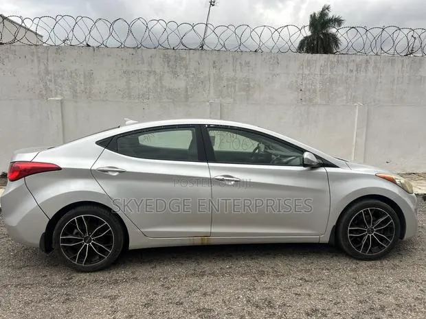 Hyundai Elantra Limited Sedan FWD (1.8L 4cyl 6A) 2013 Silver · Photo 1