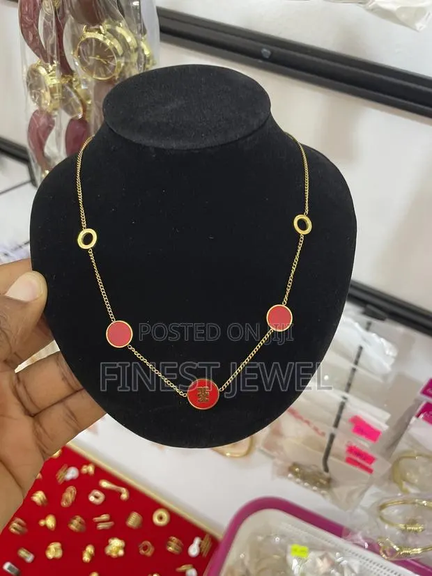 Minimalist Necklace · Photo 1