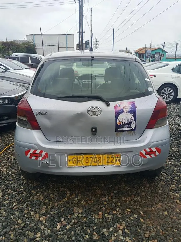 Toyota Vitz 2010 Silver · Photo 1