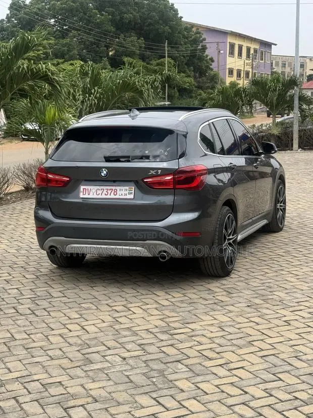 BMW X1 2017 Gray · Photo 1