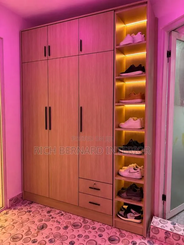 Modern Wardrobe With Shoe Rack Display · Photo 1