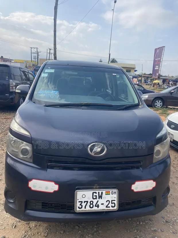 Toyota Voxy V 2WD 8-Seater 2014 Gray · Photo 1