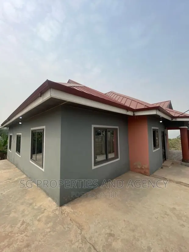 4bdrm House in Adonten, Danfa for sale