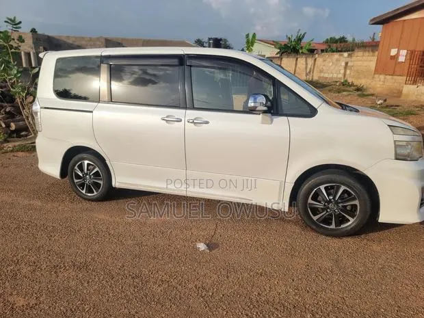 Toyota Voxy V 2WD 8-Seater 2012 White · Photo 1
