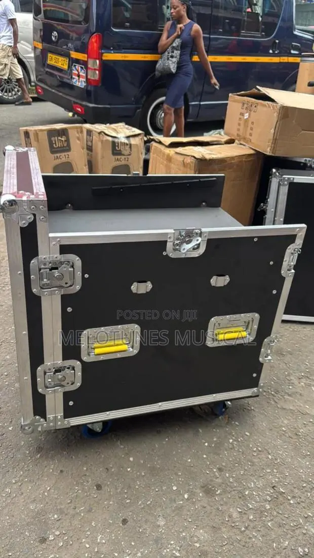 16u Black Amplifier Rack [Flight Case] · Photo 1