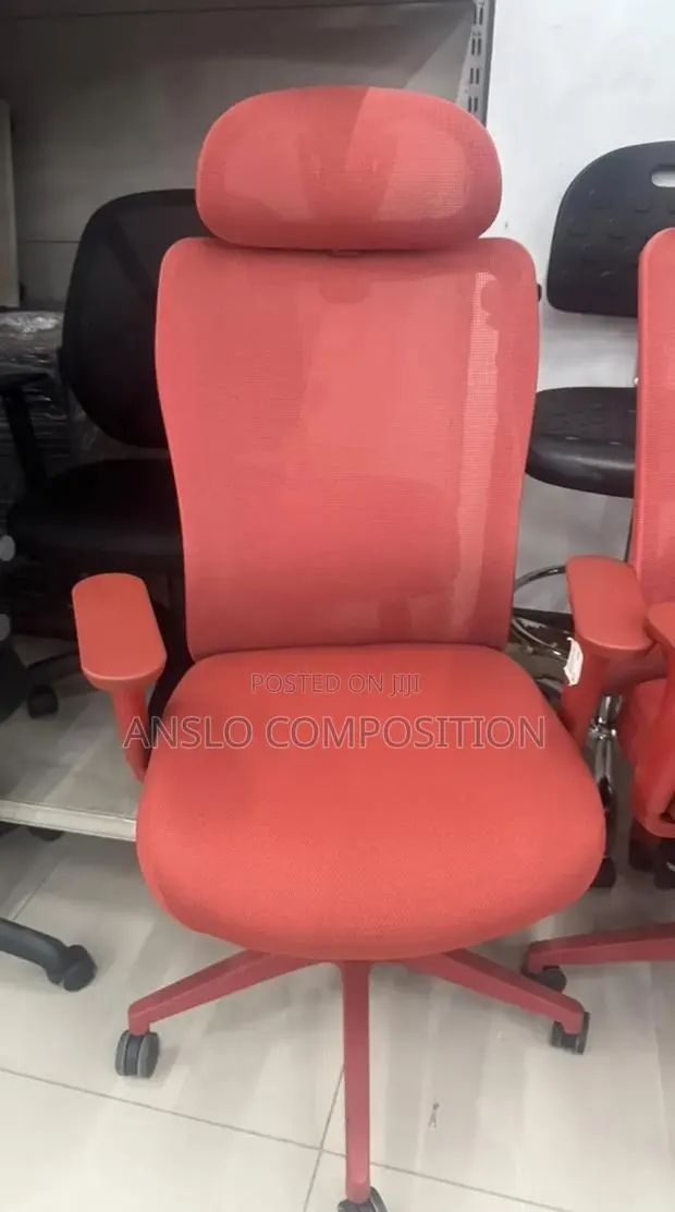 Reddish Office Swivel Chair · Photo 1