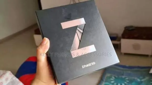New Samsung Galaxy Z Fold 2 256 GB Gold · Photo 1