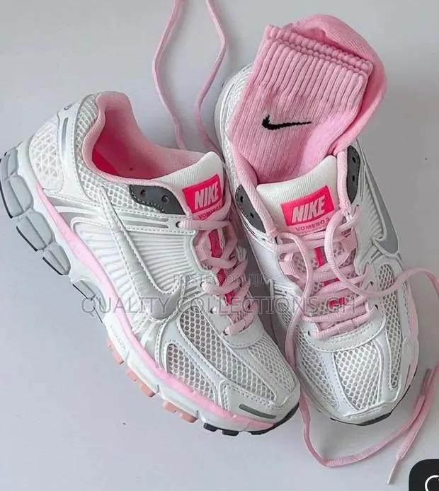 Nike Zoom Vomero 5 Pink and White · Photo 1