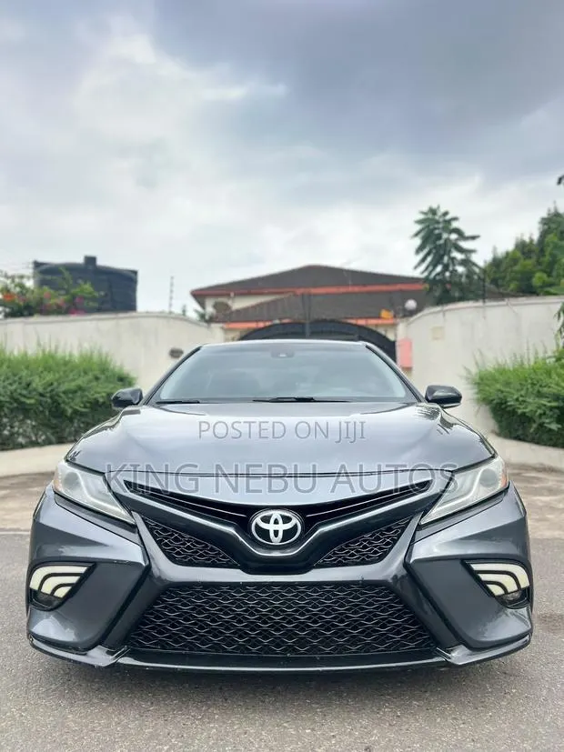 Toyota Camry SE Nightshade FWD 2020 Gray · Photo 1