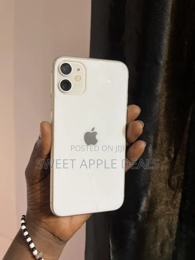 Apple iPhone 11 128 GB White · Photo 1