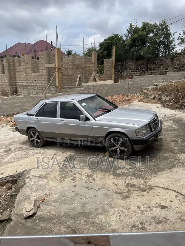 Mercedes-Benz 190 1984 Silver · Photo 1