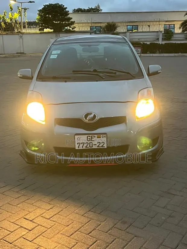 Toyota Vitz 1.3 FWD 3dr 2009 Pearl · Photo 1
