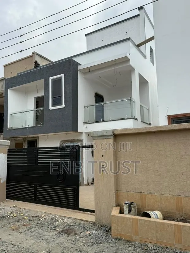4bdrm Duplex in Sakumono for sale · Photo 1