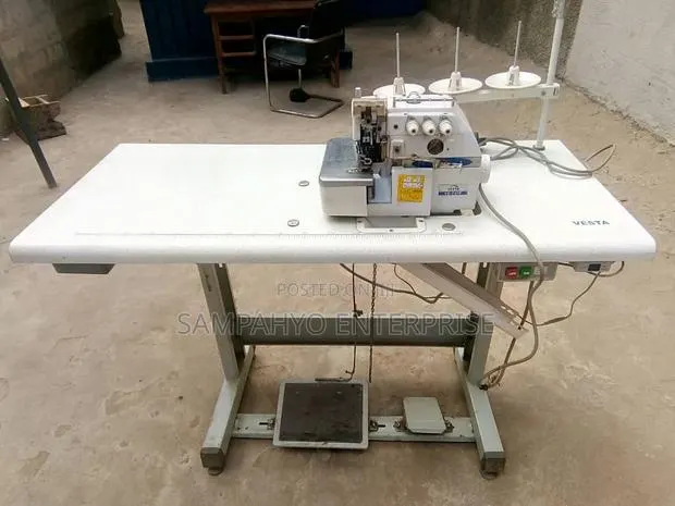 Three Thread Knitting Machine · Photo 1