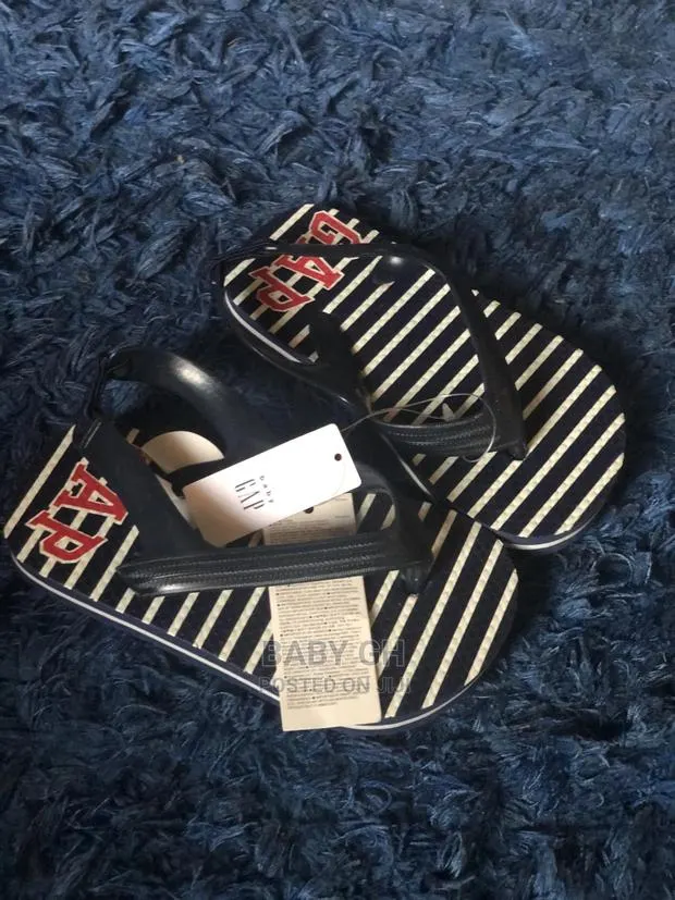 Baby Gap Flip Flops · Photo 1