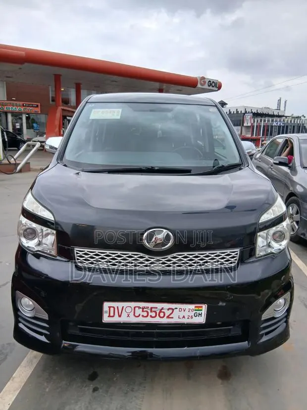 Toyota Voxy 2013 Black · Photo 1