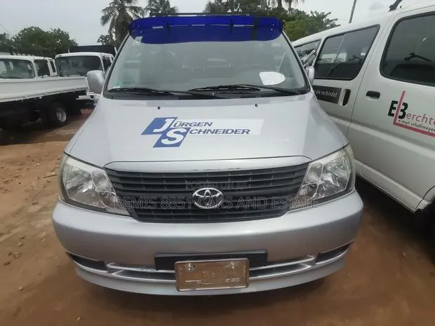 Toyota HiAce 2010 Silver · Photo 1