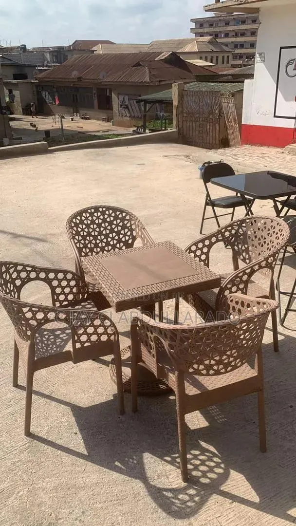 Meeting Chairs With Table Plastic With 4 Chairs and 1 Table · Photo 1