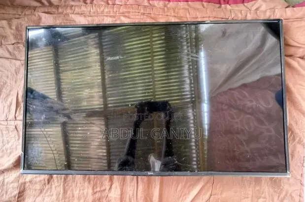 43" Syinix Smart TV (Broken Screen / for Parts) · Photo 1