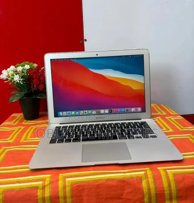 Laptop Apple MacBook Air 4GB Intel Core I5 SSD 128GB · Photo 1