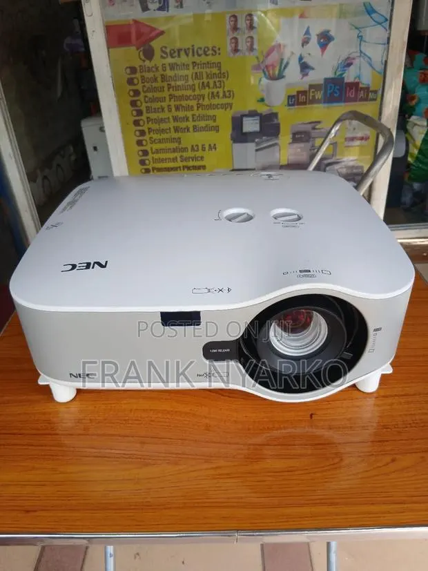 Nec Np3250w 3lcd Professional Projector · Photo 1