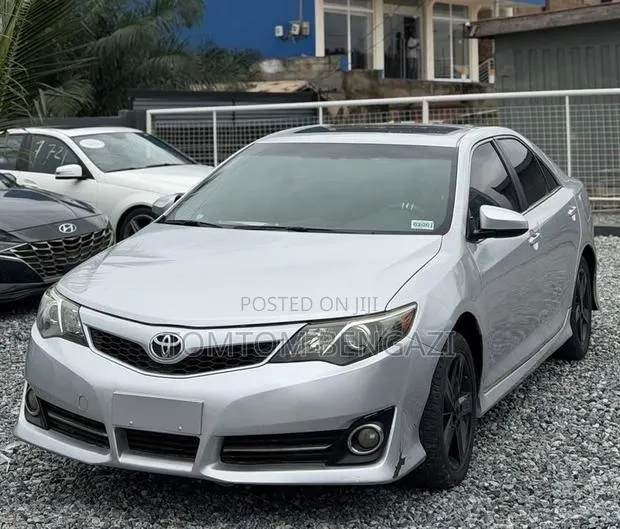 Toyota Camry SE 4dr Sedan (2.5L 4cyl 6A) 2013 Silver · Photo 1