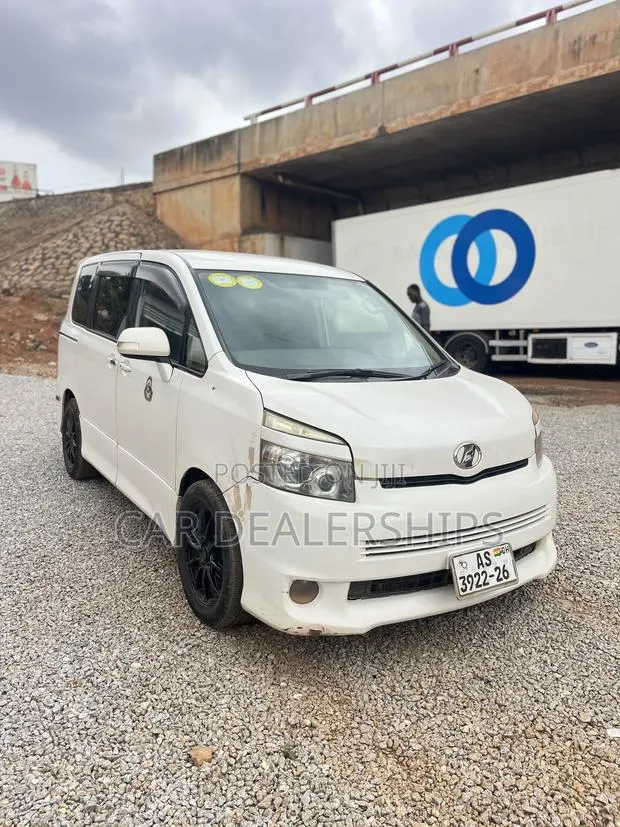 Toyota Voxy 2012 White · Photo 1