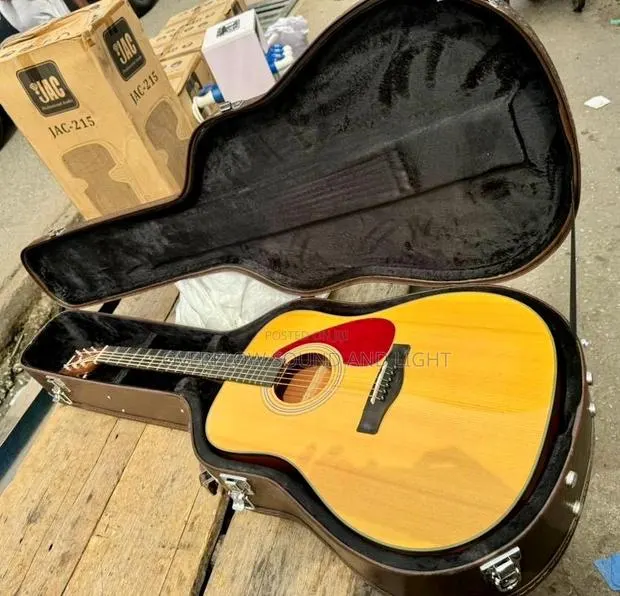 Acoustic Yamaha Guitar With Case · Photo 1