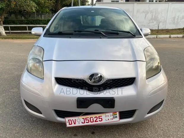 Toyota Vitz 1.3 FWD 5dr 2010 Silver