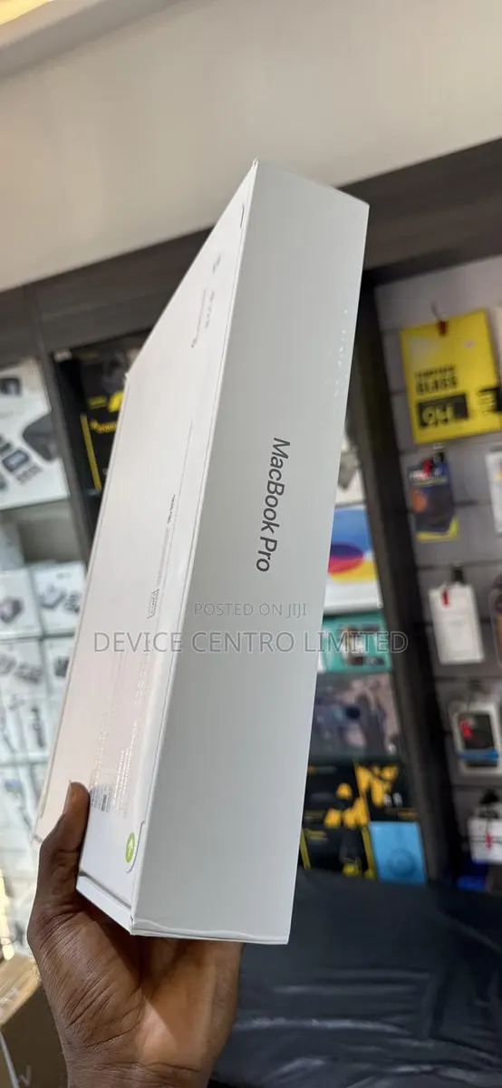 New Laptop Apple MacBook Pro 2025 M5 24GB Apple M5 SSD 1T · Photo 1