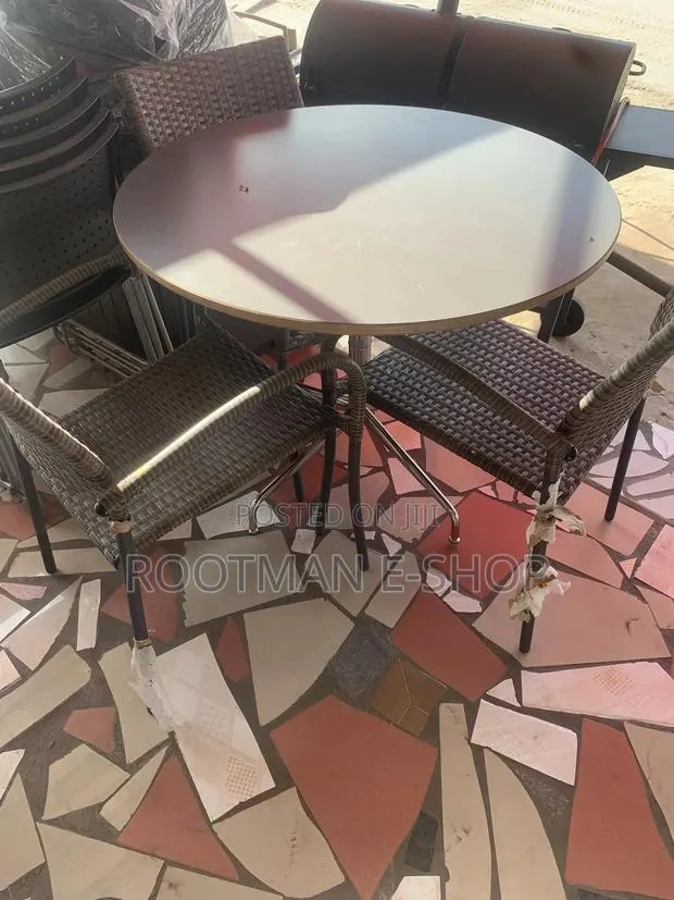 Stylish Outdoor Table Set – 1 Round Table + 4 Wicker Chairs · Photo 1
