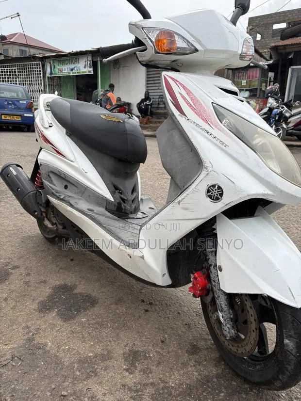 Yamaha 2012 White · Photo 1