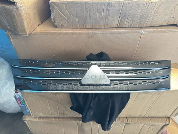 Mitsubishi Outlander 2022 2023 2024 2025 Front Shells/ Grill · Photo 1