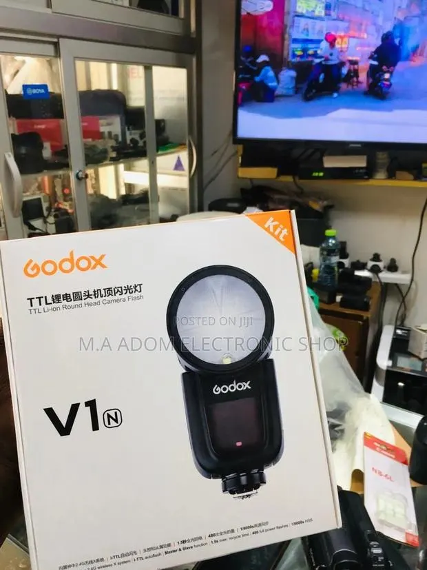 Godox V1n:Round Head Speedlite Revolutionizing Photography · Photo 1