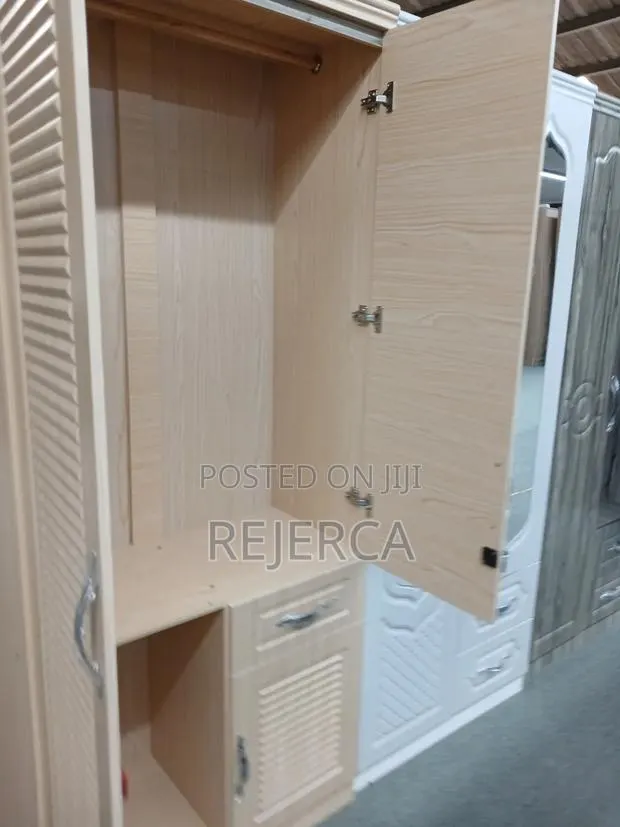 2 Door Wooden Wardrobe · Photo 1