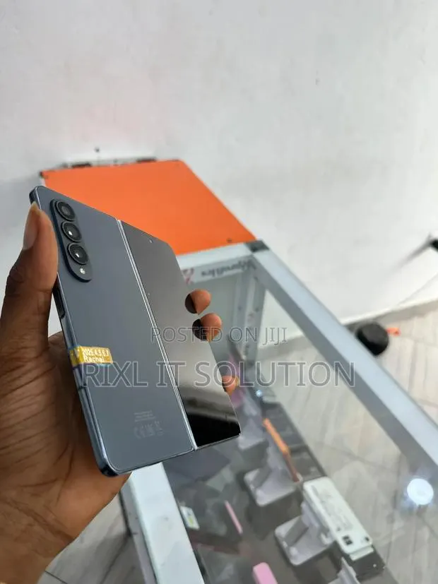 New Samsung Galaxy Z Fold4 256 GB Gray · Photo 1