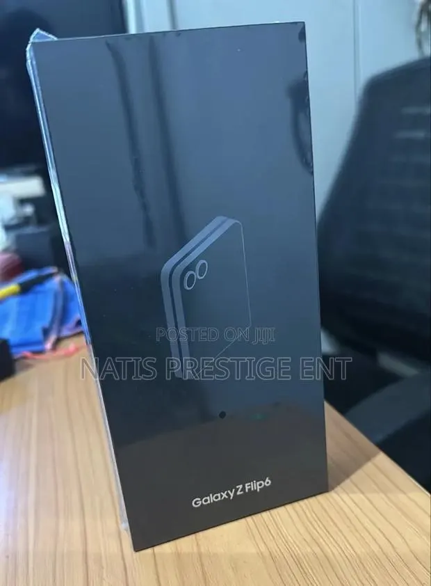 New Samsung Galaxy Z Flip6 256 GB Black · Photo 1