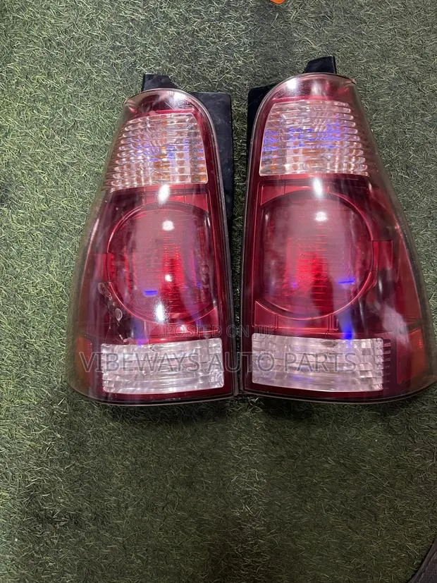 Toyota 4Runner 2003-2005 Taillight Original Pair · Photo 1