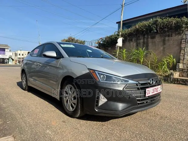 Hyundai Elantra 2019 Silver · Photo 1