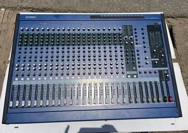 Yamaha MG24/14FX Mixing Console Professional 24-Channel Analog Mixer · Photo 1